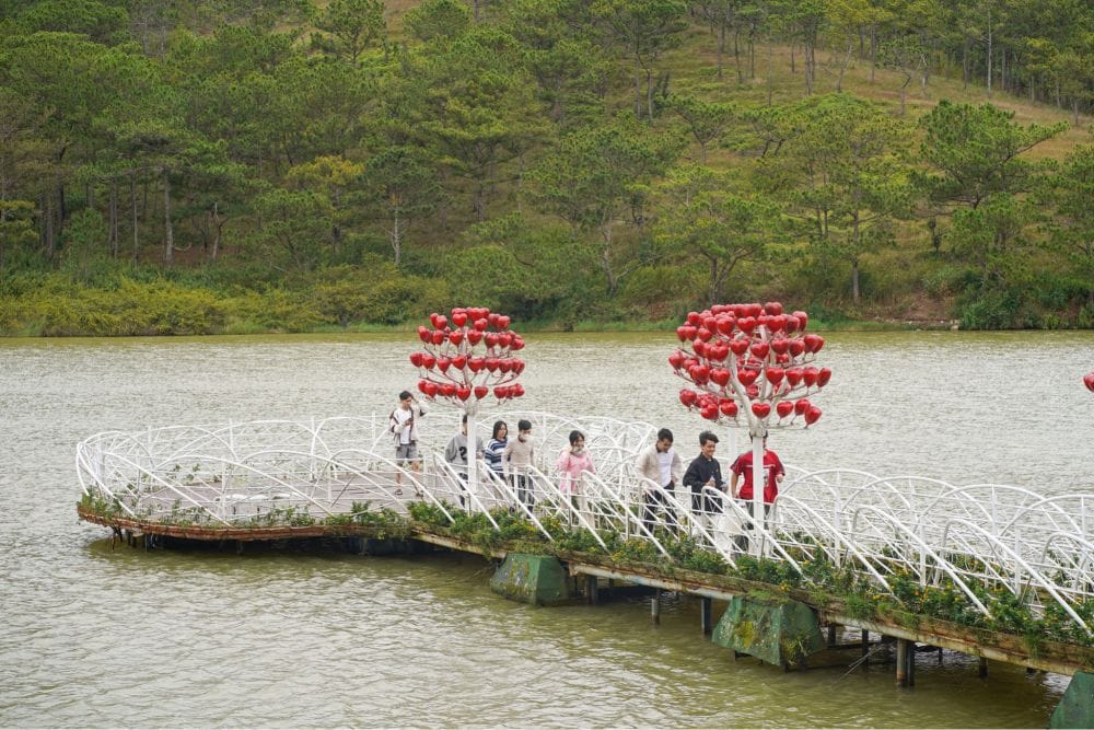 Du khách có thể đến Cầu Tình Yêu cùng nửa kia treo khóa tình yêu, giúp tình cảm thêm bền chặt